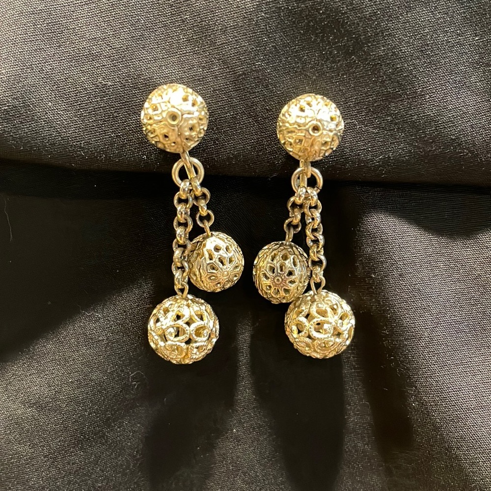 Vintage 1940’s Gold Tone Filagree Ball Drop Dangling Clip On Earrings